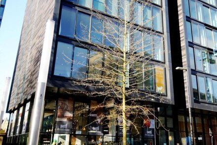 273 Stylish 2 bed Meadows apt  - with private parking