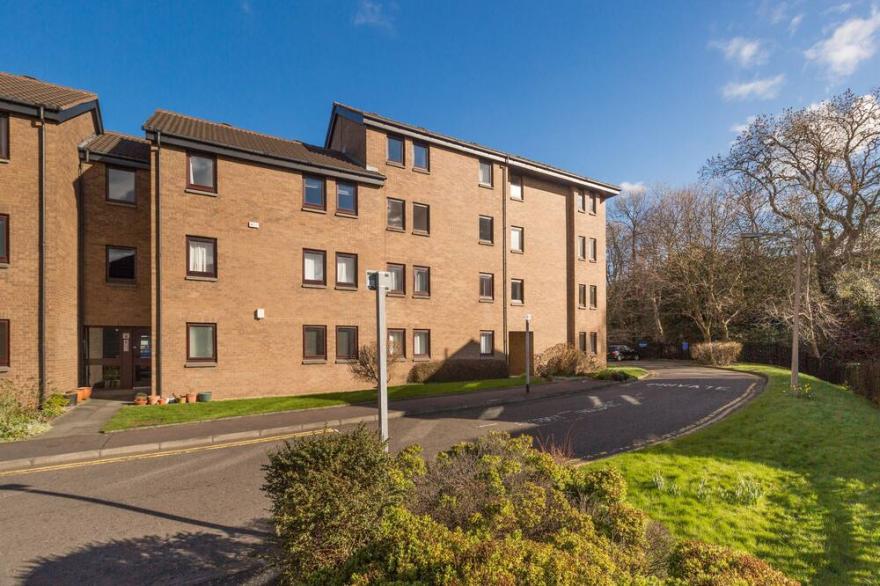 409 Cosy and quiet 1 bedroom apartment in Canonmills with parking