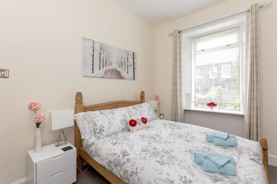 414 Spacious 1 bedroom ground floor apartment near Leith