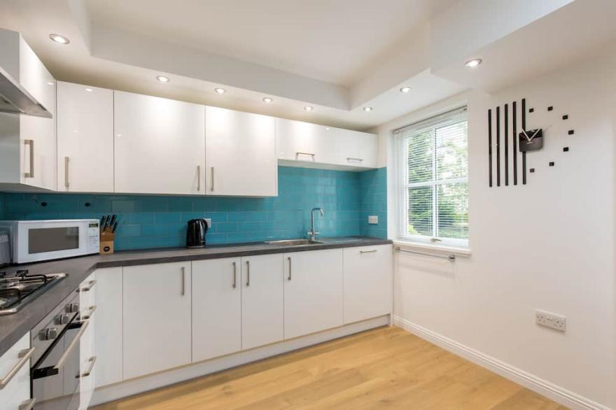 415 Lovely and central 2 bedroom apartment with secure parking
