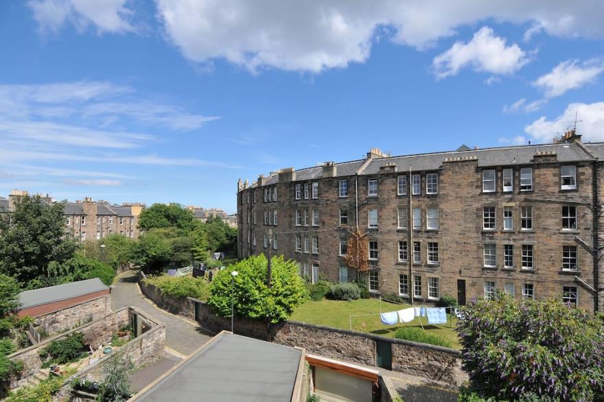 331 Attractive 2 bedroom apt in Edinburgh's Georgian New Town