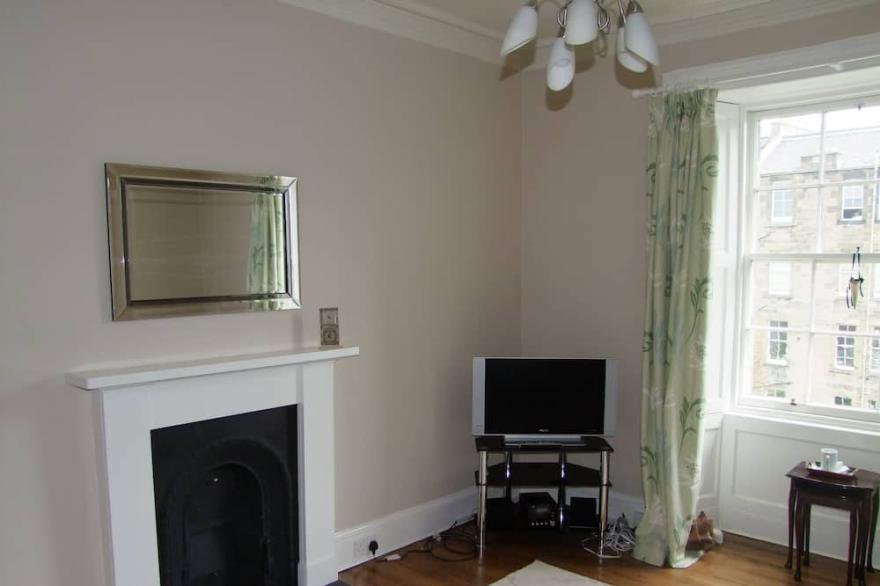 331 Attractive 2 bedroom apt in Edinburgh's Georgian New Town