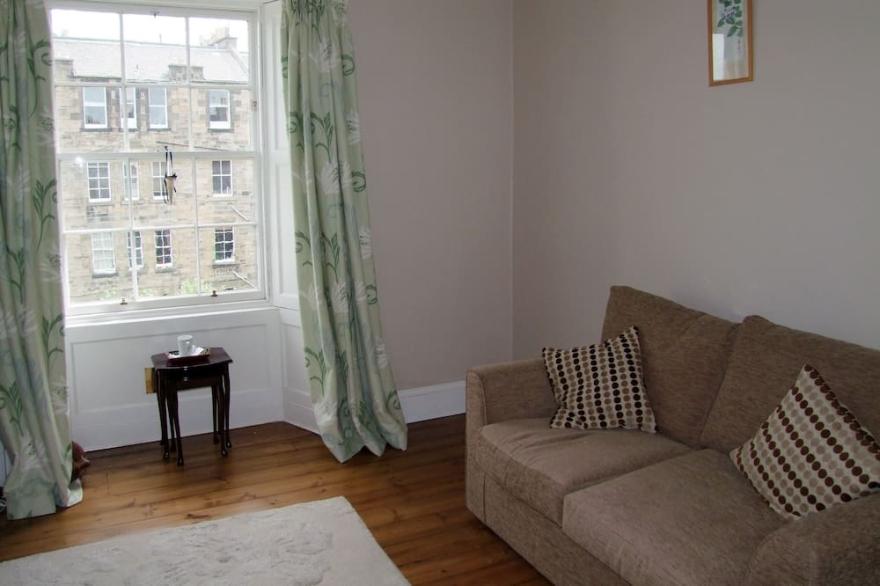 331 Attractive 2 bedroom apt in Edinburgh's Georgian New Town