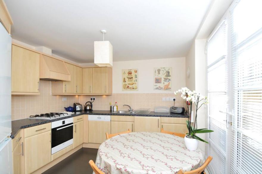 201 Quiet 2 bedroom property with secure private parking