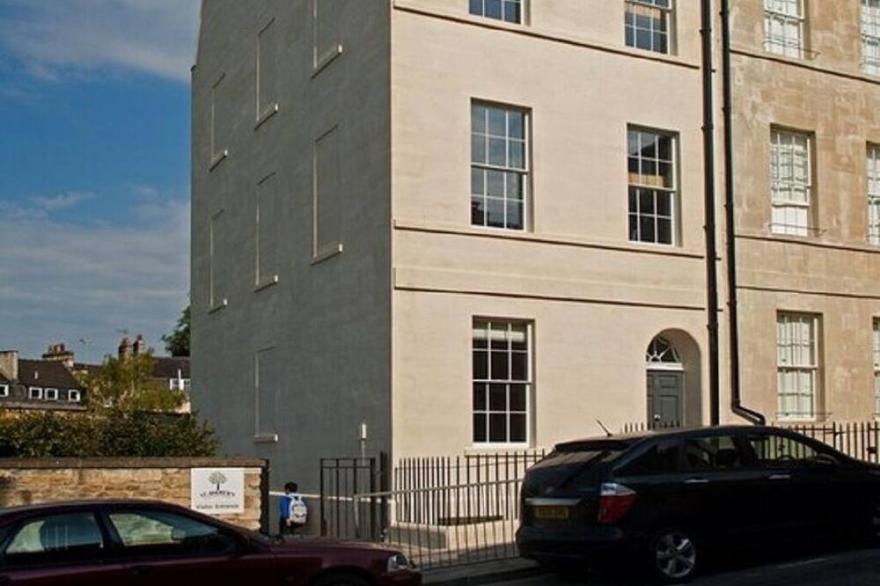 New luxury apartment 5 min walk to the Royal Crescent/centre. Ideal for families