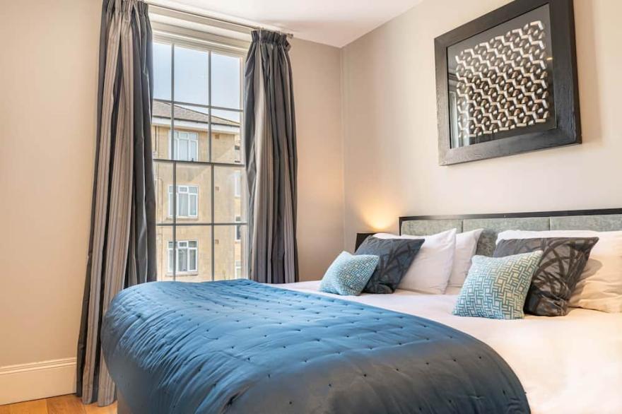 New luxury apartment 5 min walk to the Royal Crescent/centre. Ideal for families