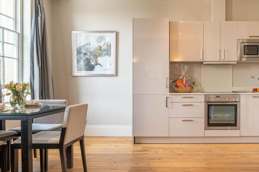 New luxury apartment 5 min walk to the Royal Crescent/centre. Ideal for families