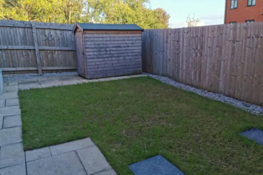 Entire 3 bedroom house Manchester free parking