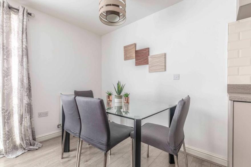 2 BED & 2 BATH COSY APARTMENT SLOUGH- FREE PARKING