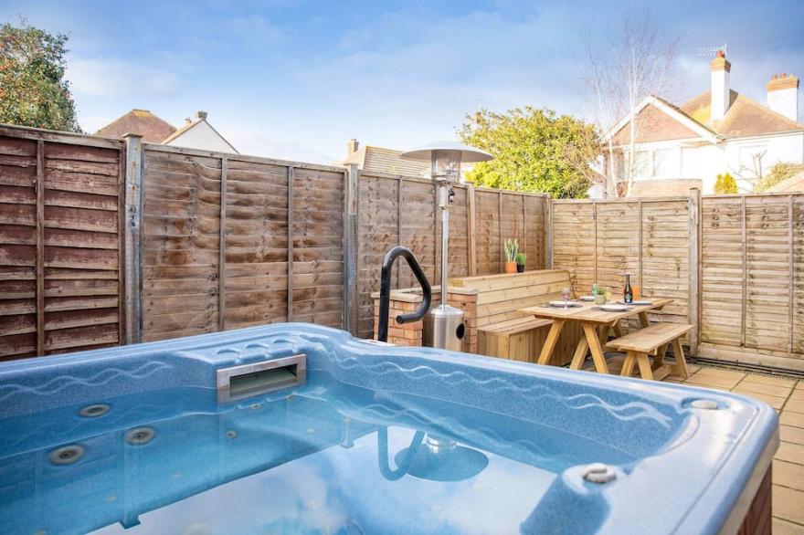 Stunning 4br House for 10, Near Beach w Hot Tub