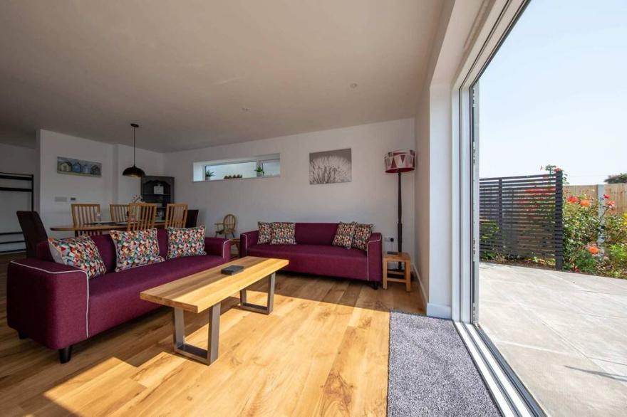 Surfer's Paradise / Steps to Beach / Sleek&Stylish