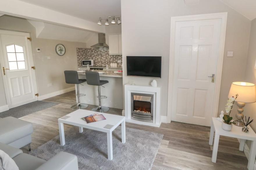 THE WREN, romantic, luxury holiday cottage, with hot tub in Llysfaen