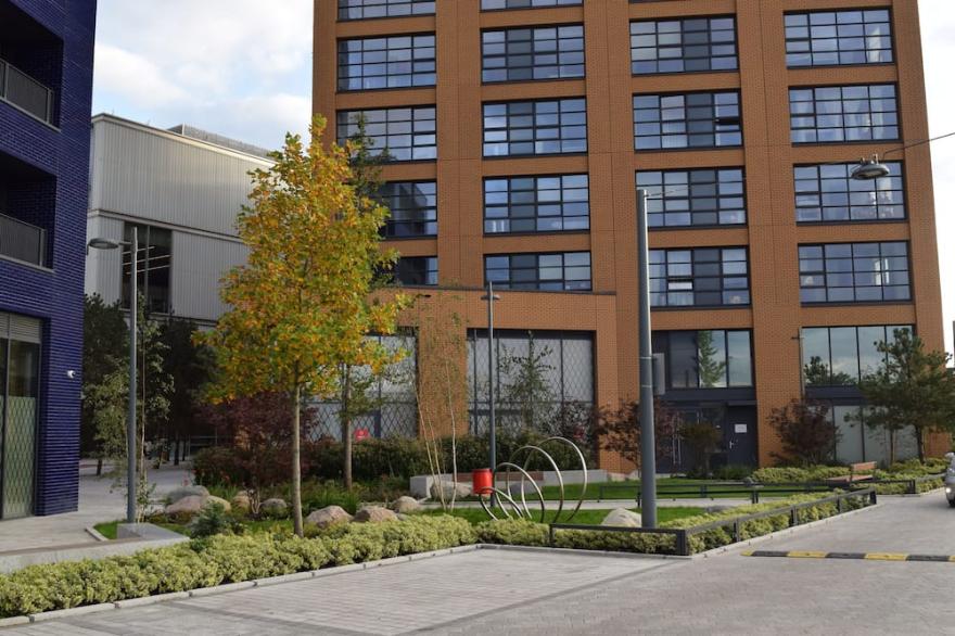 Luxury New and Spacious 3 Bedroom, 2 Bathroom, Riverside Apt, Canary Wharf, E14
