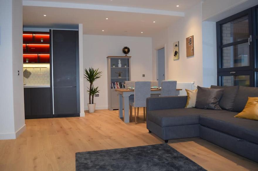 Luxury New and Spacious 3 Bedroom, 2 Bathroom, Riverside Apt, Canary Wharf, E14