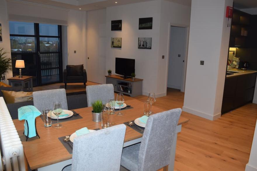 Luxury New and Spacious 3 Bedroom, 2 Bathroom, Riverside Apt, Canary Wharf, E14