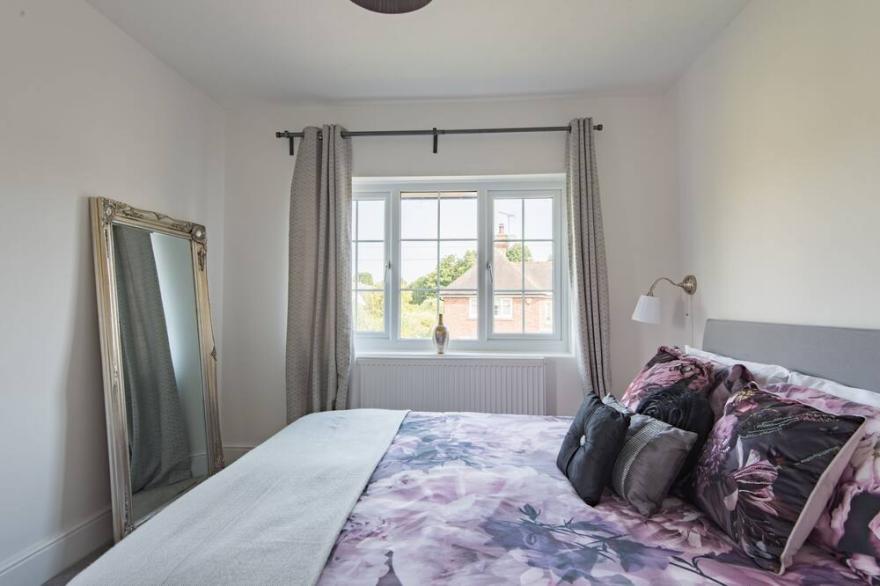 Modern and comfortable holiday home, located in the charming historic town of Sandwich. Perfect for