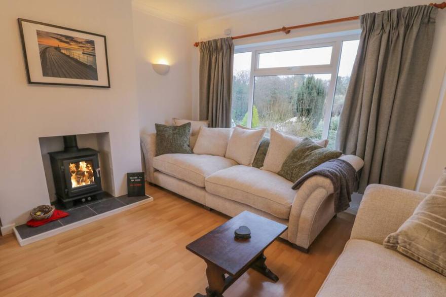 SEA CHANGE, pet friendly, with open fire in Whitby