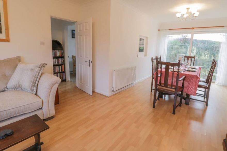 SEA CHANGE, pet friendly, with open fire in Whitby