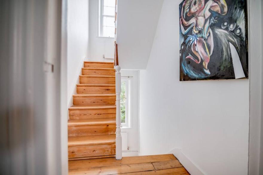 Bright Two Bedroom Apartment Near Vibrant Camden Town