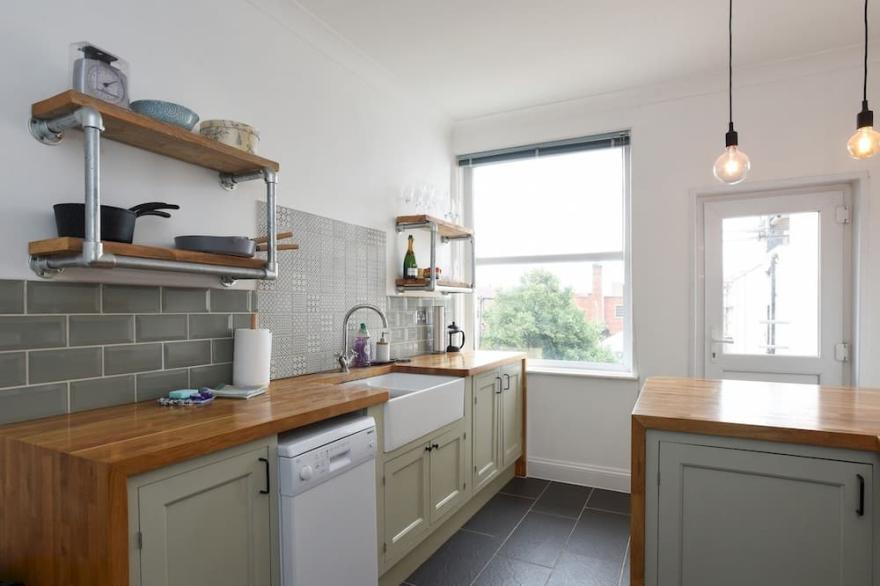 Pass the Keys | Spacious Southsea Top Floor Apartment with Parking