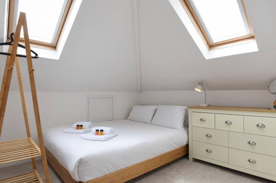 Pass the Keys | Spacious Southsea Top Floor Apartment with Parking