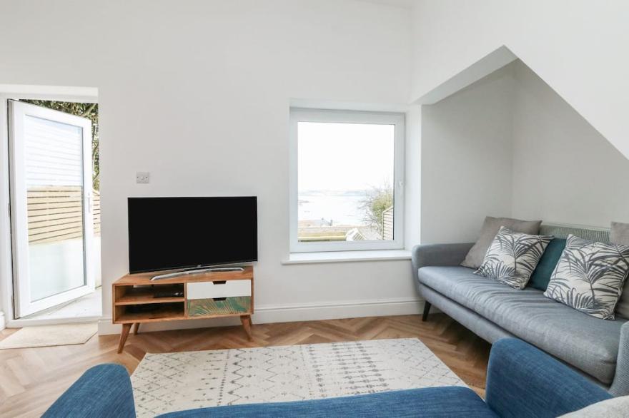 THROUGH THE PORTHOLE, pet friendly, with a garden in Falmouth