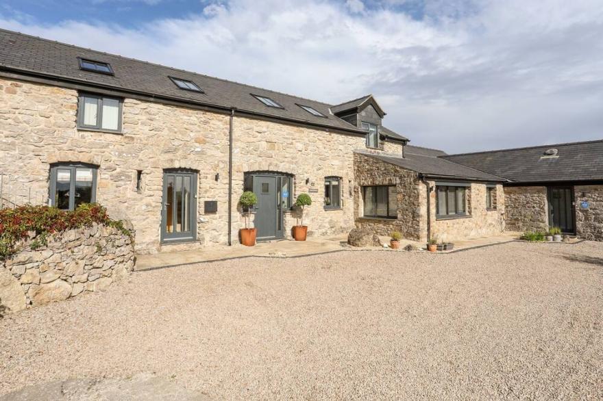 GWELFOR BARN, pet friendly, luxury holiday cottage in Llangoed