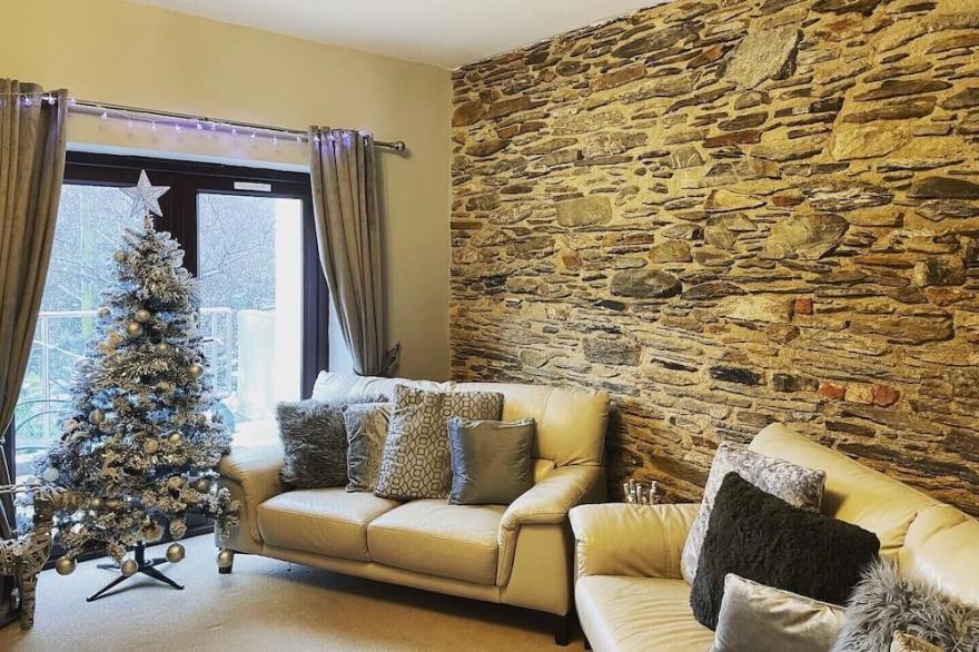 Spacious 4-bed cottage with parking, garden, & large balcony, in village centre
