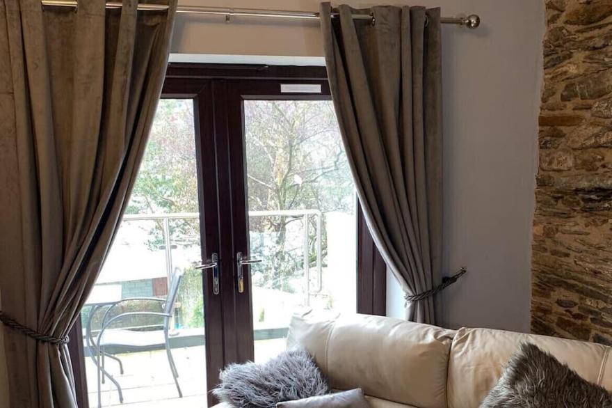 Spacious 4-bed cottage with parking, garden, & large balcony, in village centre