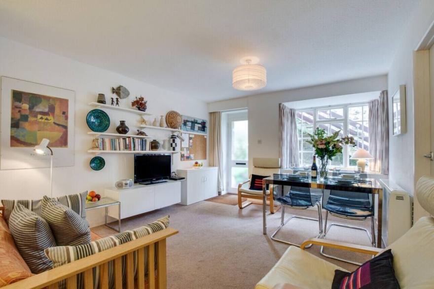 4 Redfern Court - Two Bedroom House, Sleeps 5