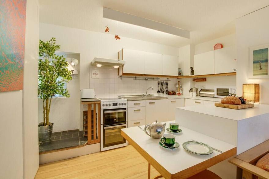4 Redfern Court - Two Bedroom House, Sleeps 5