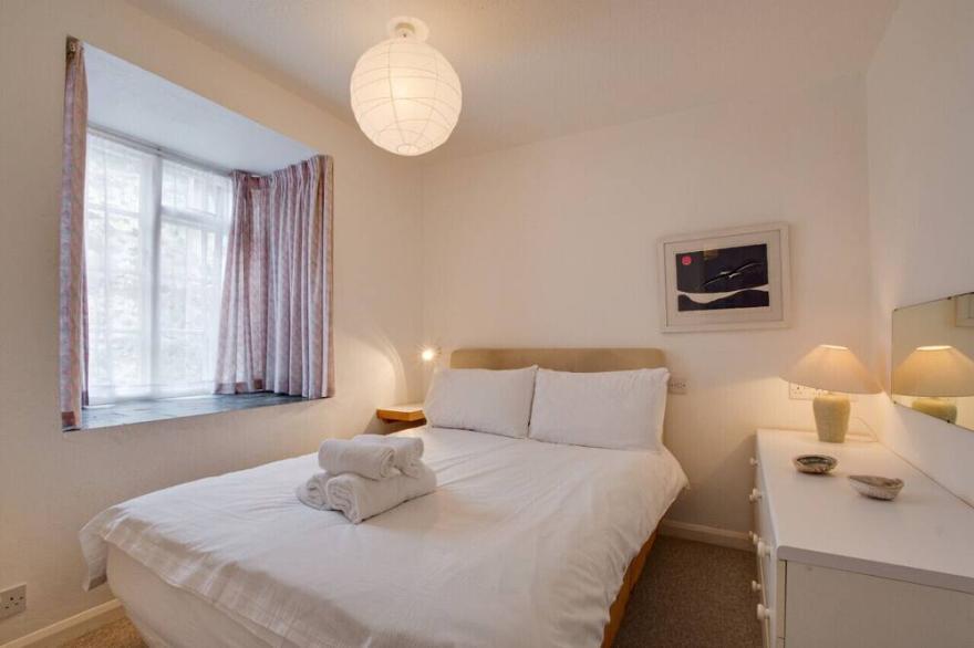 4 Redfern Court - Two Bedroom House, Sleeps 5