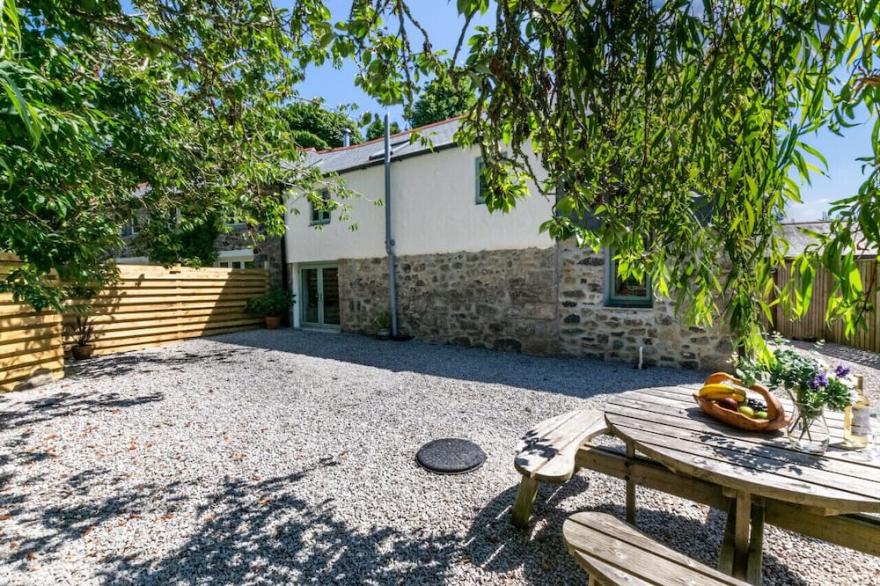 Tremenhere Barn - Three Bedroom House, Sleeps 5