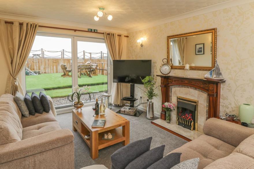 SEA ROKE, family friendly, country holiday cottage in Filey