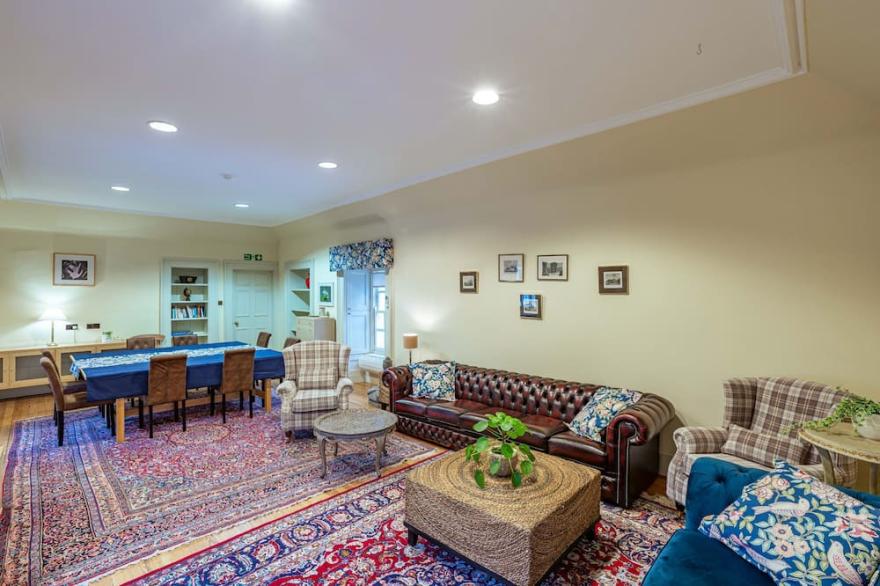 Stewart Apartment -  an apartment that sleeps 12 guests  in 5 bedrooms