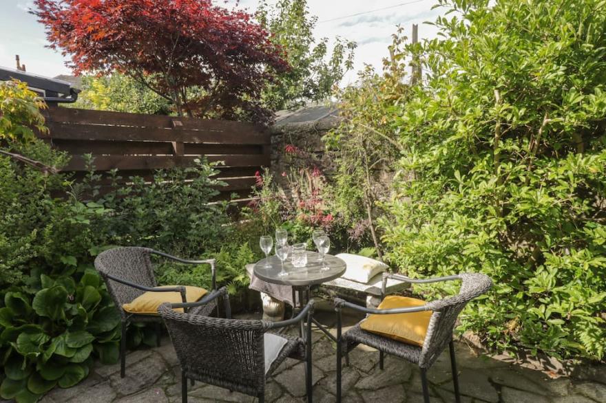 6 RONALD PLACE, pet friendly, character holiday cottage in Stirling