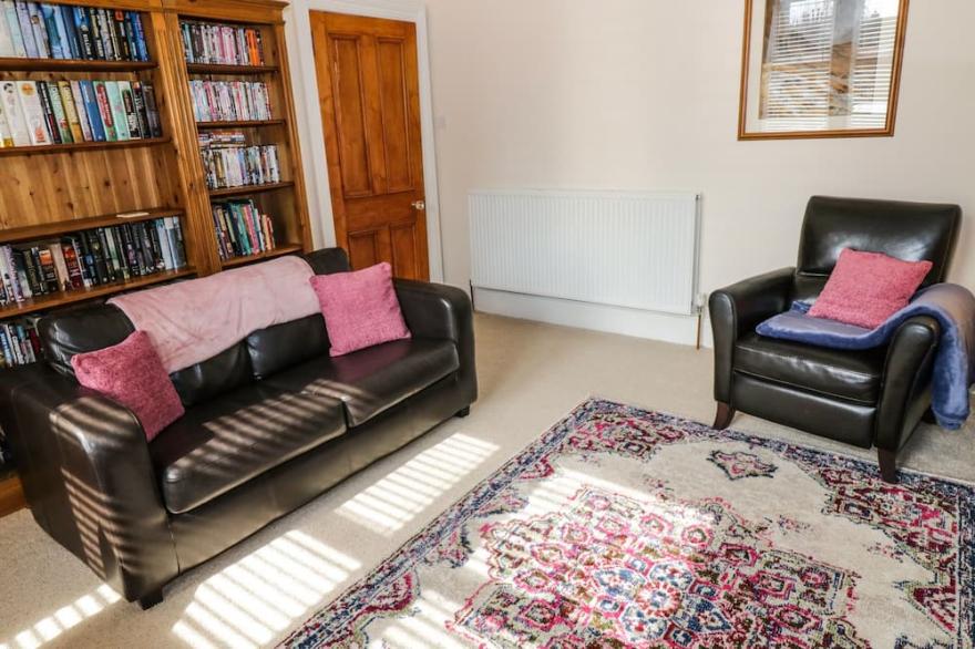 6 RONALD PLACE, pet friendly, character holiday cottage in Stirling