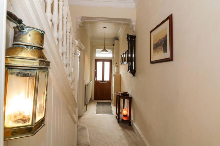6 RONALD PLACE, pet friendly, character holiday cottage in Stirling