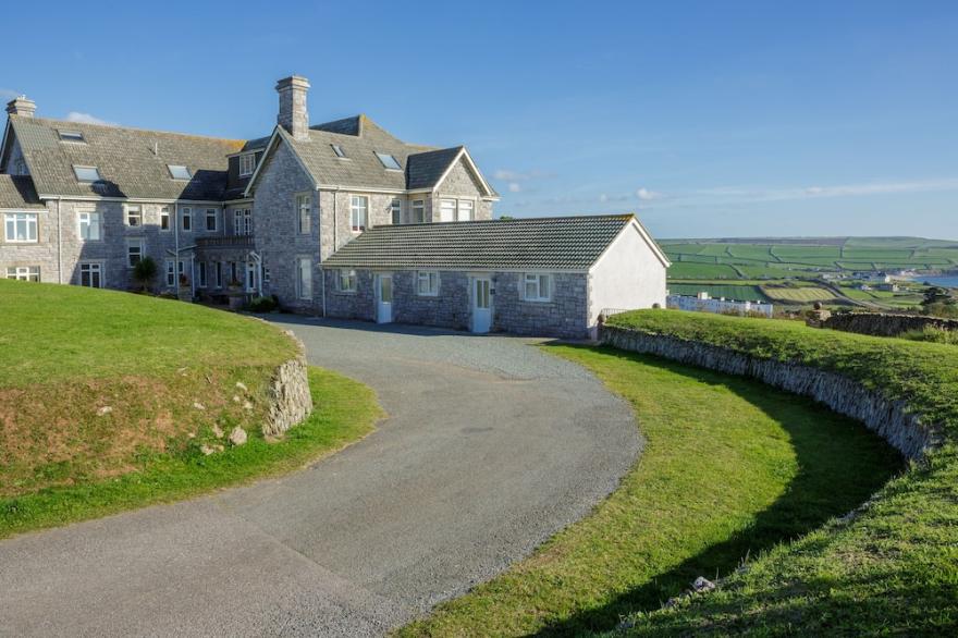 Spacious flat, stunning views, close to beaches and pub - family & dog friendly