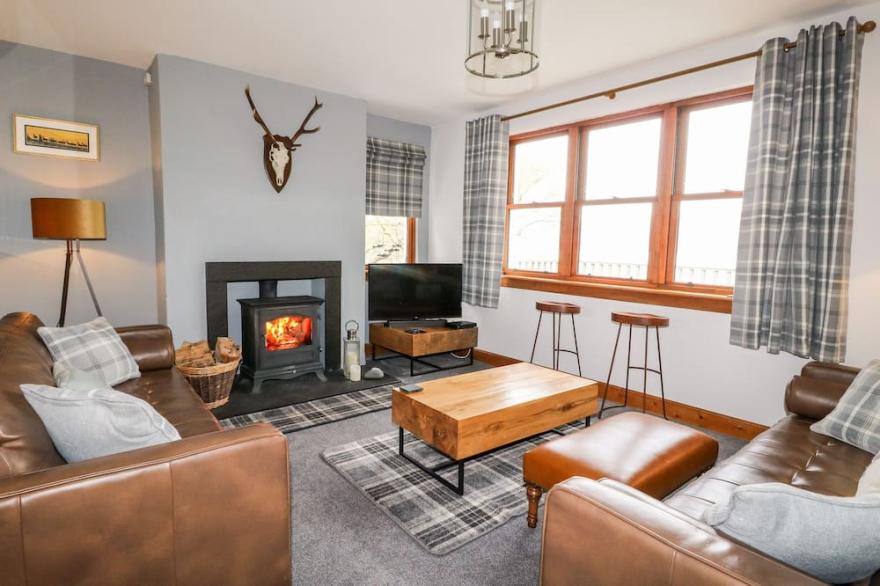 CLEARWATER HOUSE, family friendly, with open fire in Glenuig