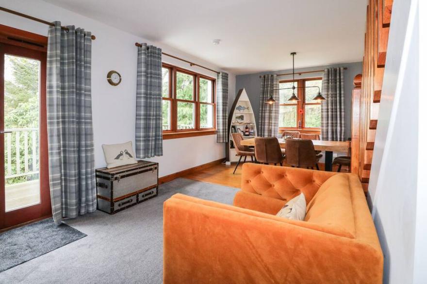CLEARWATER HOUSE, family friendly, with open fire in Glenuig