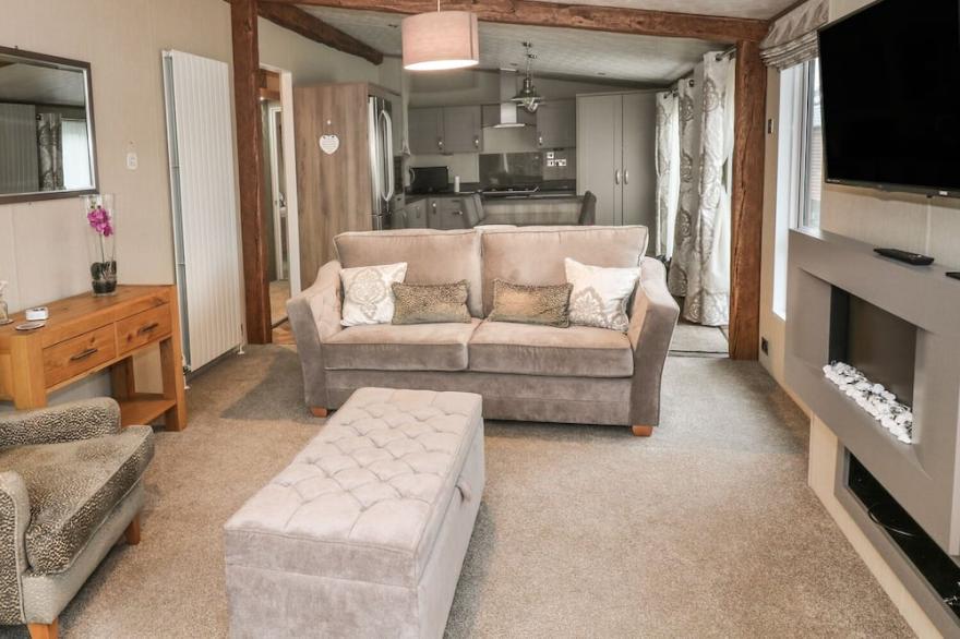 AVONAL LODGE (24), family friendly, with a garden in Dunning