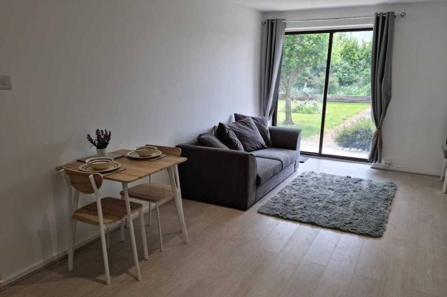 Waterfront Retreat - Modern 1 Bedroom Apartment