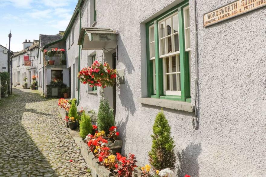 LEAFY NOOK, pet friendly, with open fire in Hawkshead