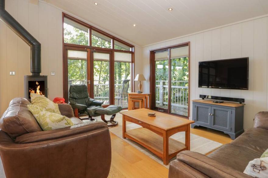 LEAFY NOOK, pet friendly, with open fire in Hawkshead
