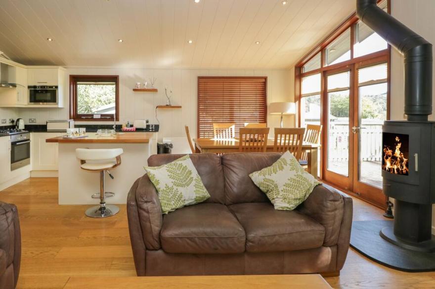 LEAFY NOOK, pet friendly, with open fire in Hawkshead