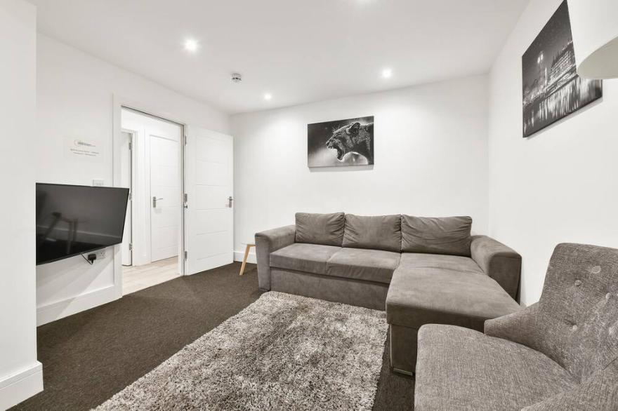Rochfords Serviced House with 5 Bedrooms, 4 bathrooms, upto12 beds