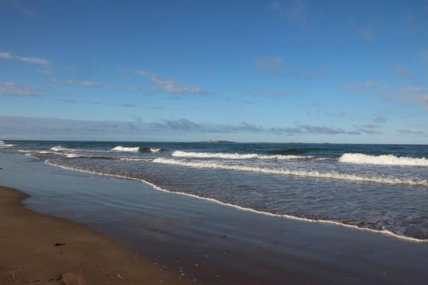 Luxury family beach retreat with Hot Tub 150 m to beach.
