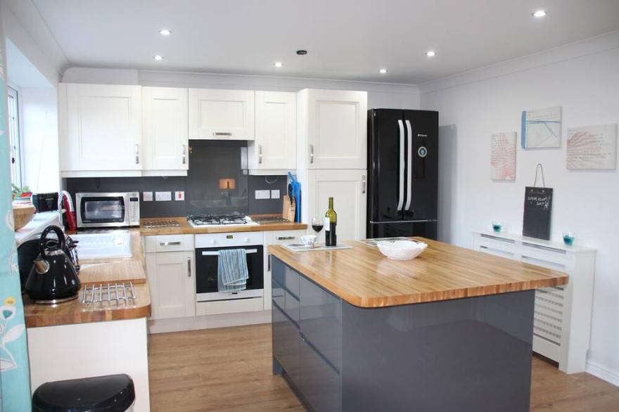 Luxury family beach retreat with Hot Tub 150 m to beach.