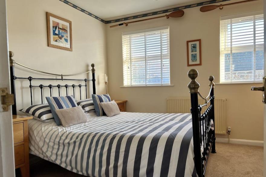 Driftwood Cottage, Porthleven village,  own drive, 2 bedrooms, Wifi.